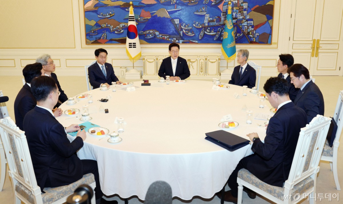 [서울=뉴시스] 고범준 기자 = 이재명 대통령이 8일 청와대에서 열린 4부 요인 회동에서 발언하고 있다. 2026.06.08. bjko@newsis.com /사진=고범준