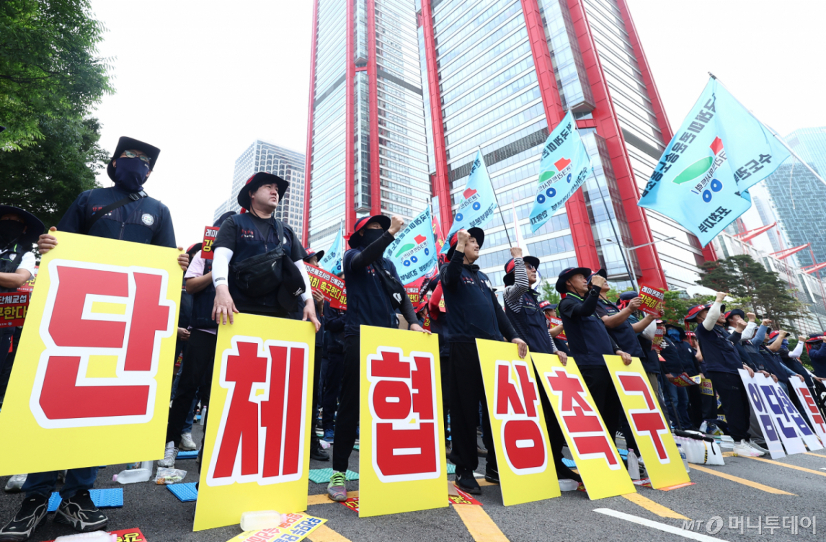 전국레미콘운송노동조합 조합원들이 8일 오전 서울 여의도공원 인근에서 운반비 인상과 임금·단체협약 체결을 촉구하는 결의대회를 갖고 구호를 외치고 있다. 이날 레미콘운송노조는 수도권 지역 레미콘 운송을 중단했으며, 이번 휴업에는 수도권 소속 조합원 약 8000명과 레미콘 운송장비 1만1000여 대가 참여한 것으로 추산된다. 2026.6.8/뉴스1 /사진=(서울=뉴스1) 김민지 기자