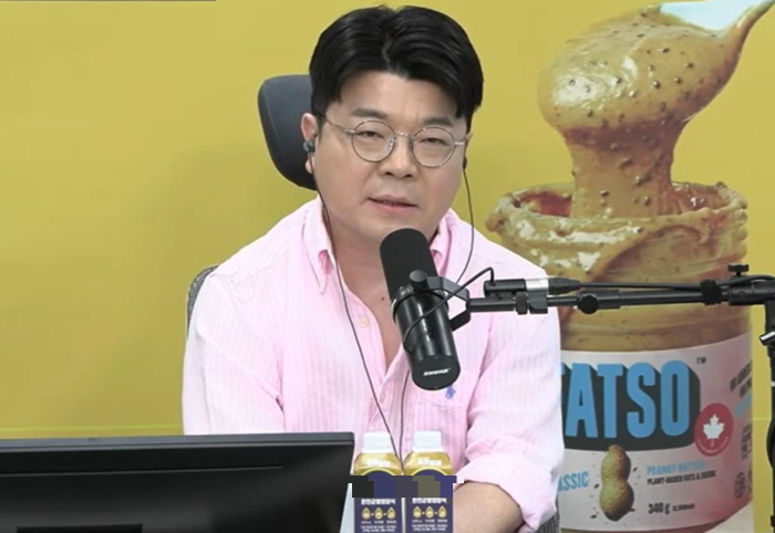 방송인 최욱씨가 극우 성향 온라인 커뮤니티 일간베스트(일베)를 겨냥해 "탱크로 밀어버려야 한다"고 발언한 것과 관련해 고개를 숙였다. 최씨는 다만 발언의 부적절성에 대한 사과일 뿐 극우들에 대한 사과는 결코 아니라고 강조했다. /사진=유튜브 채널 '매불쇼'