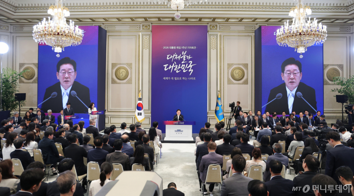 [서울=뉴시스] 고범준 기자 = 이재명 대통령이 8일 청와대 영빈관에서 열린 취임 1주년 기자회견 '대체불가 대한민국'에서 발언하고 있다. 2026.06.08. bjko@newsis.com /사진=