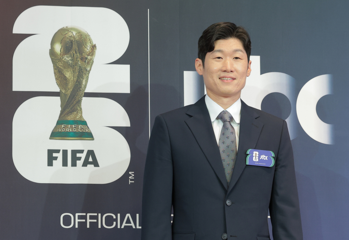 박지성 해설위원이 지난달 21일 서울 중구 앰배서더 풀만 호텔에서 열린 JTBC '2026 FIFA 북중미 월드컵' 기자간담회에 참석해 포즈를 취하고 있다. / 사진 = 뉴스1