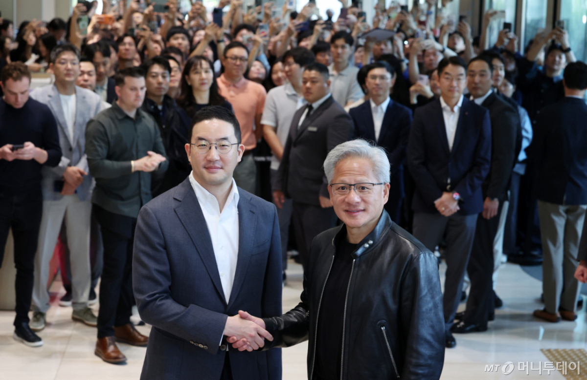 [서울=뉴시스] 조성우 기자 = 젠슨 황 엔비디아 최고경영자(CEO)가 8일 서울 영등포구 여의도 LG트윈타워에서 구광모 LG그룹 회장과 회동을 마친 뒤 악수하고 있다. 2026.06.08. xconfind@newsis.com /사진=조성우