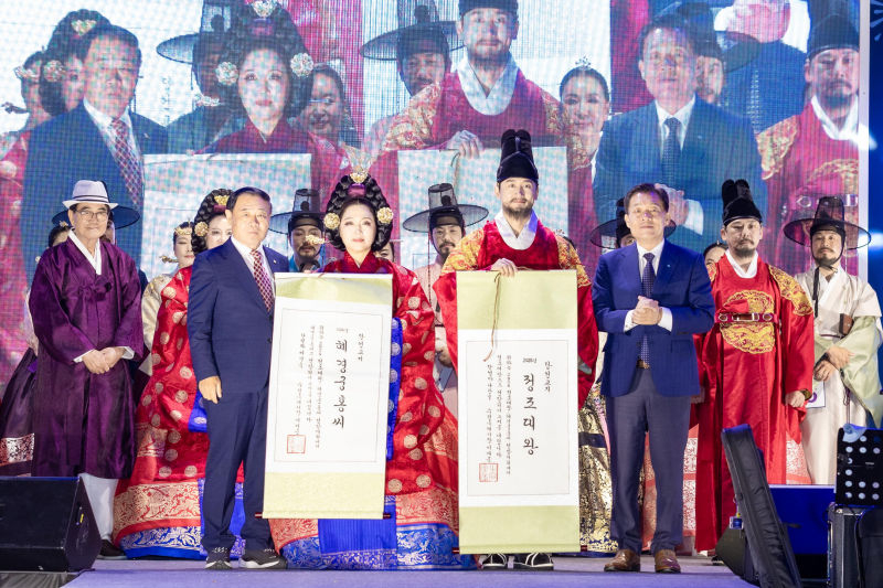 이재준 수원특례시장(오른쪽)이 족자를 전달한 후 정조대왕 역 나광열씨, 혜경궁홍씨 역 배경숙씨, 이재식 수원특례시의회 의장(왼쪽)과 기념촬영을 하고 있다./사진제공=수원시