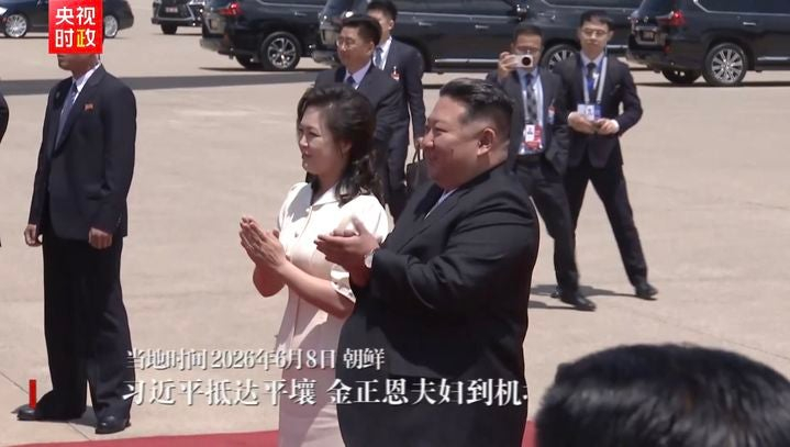 [서울=뉴시스] 시진핑 중국 국가주석이 북한 국빈방문을 위해 8일 평양에 도착해 7년 만의 북한 국빈 방문 일정을 시작했다. 평양 순안공항에서 시 주석 부부를 영접하는 김정은 북한 국무위원장과 리설주 여사. <사진출처: 중국중앙 TV> 2026.06.08