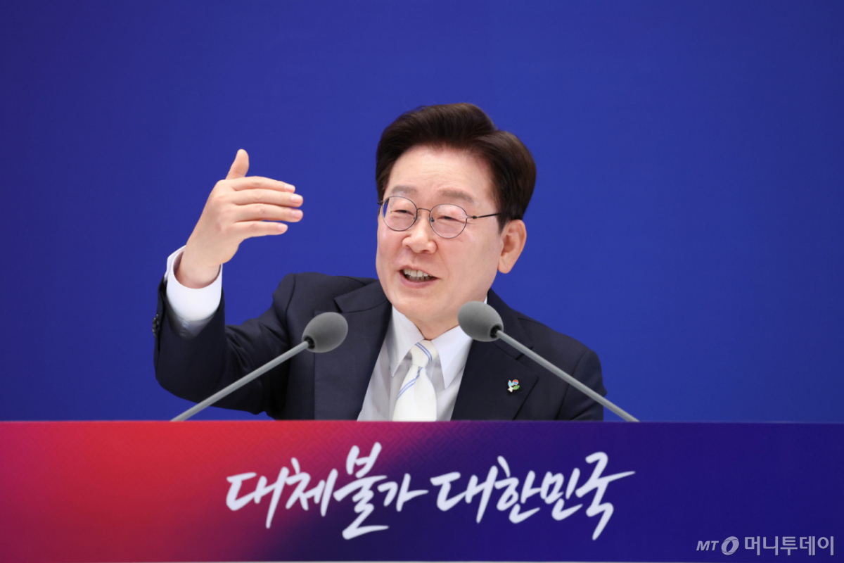 [서울=뉴시스] 고범준 기자 = 이재명 대통령이 8일 청와대 영빈관에서 열린 취임 1주년 기자회견 '대체불가 대한민국'에서 발언하고 있다. 2026.06.08. bjko@newsis.com 