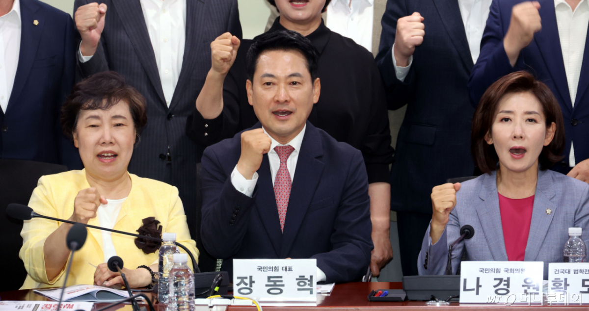 [서울=뉴시스] 조성봉 기자 = 장동혁 국민의힘 대표와 나경원 의원, 조배숙 의원이 8일 오후 서울 여의도 국회 의원회관 간담회의실에서 열린 '국민은 재선거, 특검을 촉구한다 선거법 개정, 무능 부패 선관위 해체를 위한 법적과제' 토론회에서 기념촬영을 하고 있다. 2026.06.08. suncho21@newsis.com /사진=조성봉