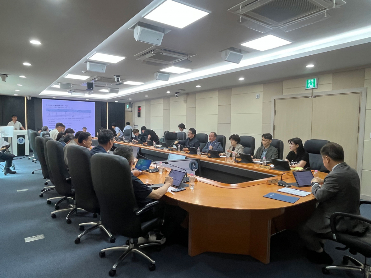 공주대 주요 보직자들이 '스마트 회의실'에서 회의하고 있다./사진제공=공주대