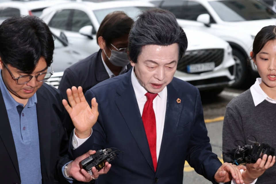 지난 5월 신도 성추행 및 사기 등 혐의를 받는 허경영 국가혁명당 명예대표가 경기 의정부시 의정부지방법원에서 열린 영장실질심사에 출석 중인 모습. /사진=뉴시스