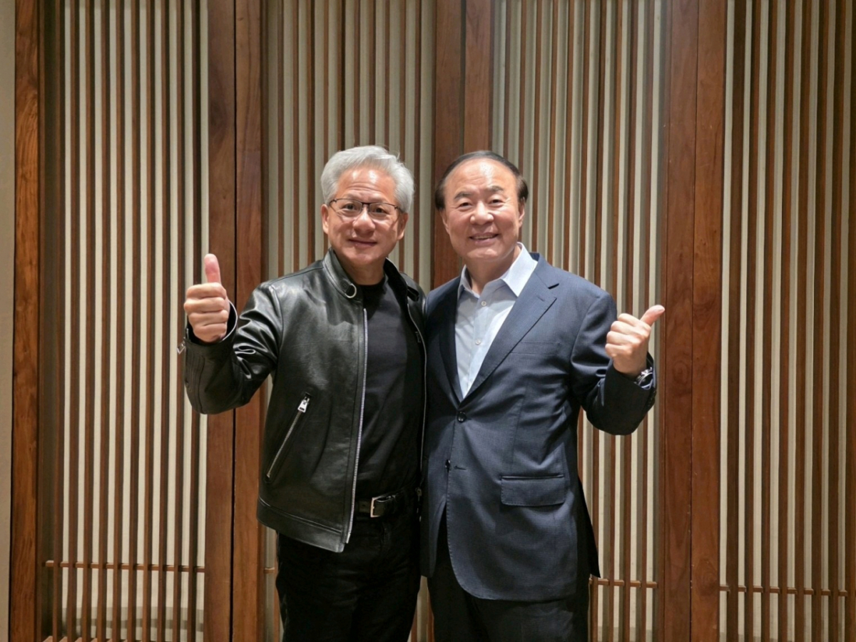 전영현 삼성전자 대표이사 겸 디바이스솔루션(DS) 부문장(부회장)이 8일 오후 서울 중구 신라호텔에서 열린 젠슨 황 엔비디아 최고경영자(CEO)의 '코리아 AI 에코시스템 리셉션'에 앞서 황 CEO와 만나고 있다/사진제공=삼성전자