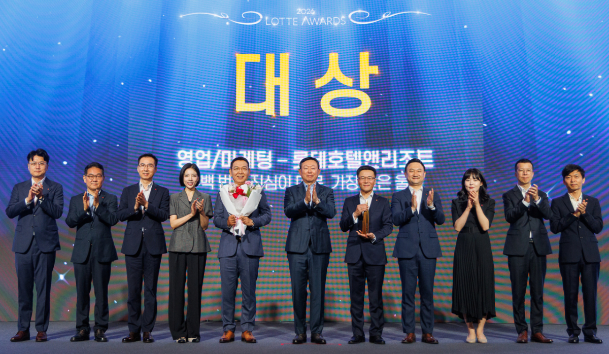 롯데어워즈 대상을 시상한 신동빈 롯데 회장(왼쪽에서 여섯 번째)과 수상자인 정호석 롯데호텔앤리조트 대표(왼쪽에서 다섯 번째). /사진제공=롯데지주