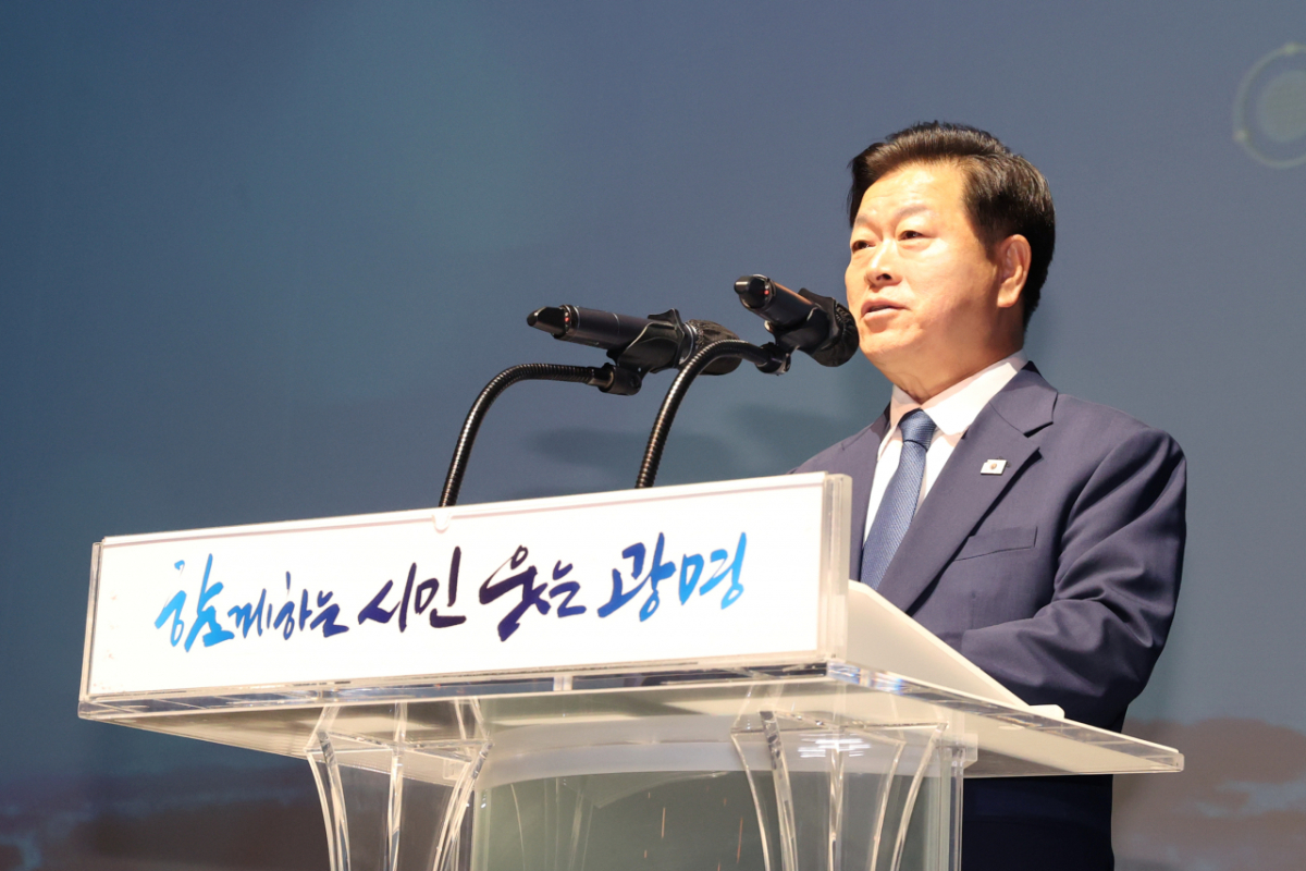 박승원 시장이 8일 광명시민회관 대공연장에서 열린 '직원 소통의 날'에서 직원들에게 민선9기 시정 방향을 발표했다./사진제공=광명시
