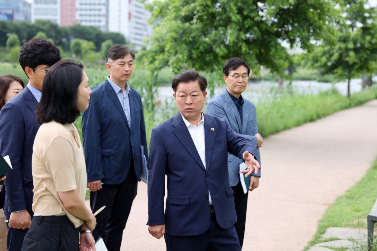 박승원 시장이 8일 당선 후 공식일정으로 안양천을 방문해 시민 안전 확보와 불편사항 개선을 위한 점검을 벌였다./사진제공=광명시