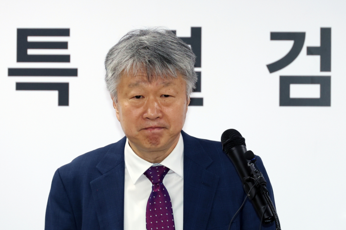 권영빈 특검보가 8일 경기 과천 권창영 2차 종합특검팀 사무실 브리핑룸에서 정례 브리핑을 하던 중 취재진 질문을 듣고 있다. /사진=뉴시스