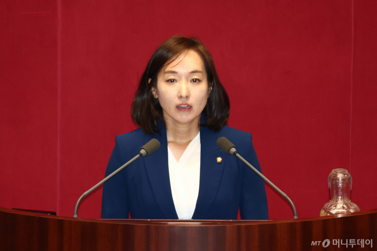 전은수 더불어민주당 의원이 5일 서울 여의도 국회에서 열린 본회의에서 당선 인사를 하고 있다. /사진=뉴시스