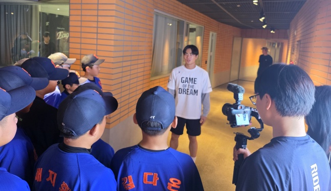 한화 오재원이 8일 대전한화생명볼파크에서 열린 제4회 한화이글스배 고교-대학 올스타전에서 대전 유천초 야구부원들을 만나 조언하고 있다. /사진=김동윤 기자