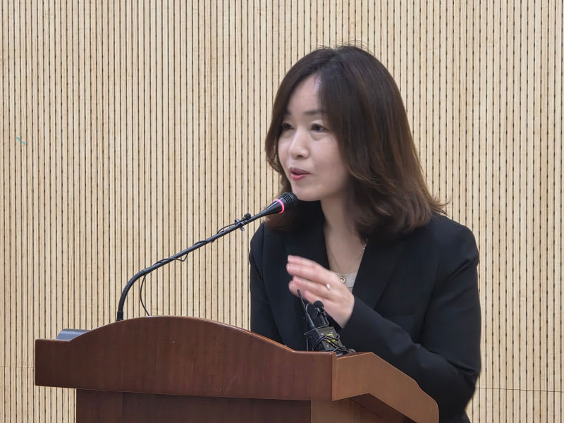 정윤희 안민석 경기도교육감 당선인 인수위 대변인이 민선 6기 인수위원회 1차 명단과 '멘토단 도민추천제' 시행 계획을 발표하고 있다./사진=이민호기자