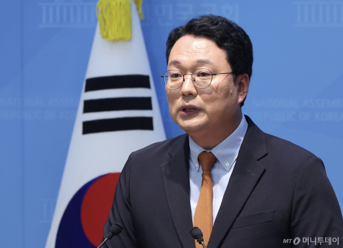 [서울=뉴시스] 조성봉 기자 = 천하람 개혁신당 원내대표가 8일 서울 여의도 국회 소통관에서 열린 '선관위 사무차장, 선거일 투표용지 부족 관련 실태 및 대책 보고 및 재선거' 관련 기자회견에서 발언을 하고 있다. 2026.06.08.  /사진=조성봉