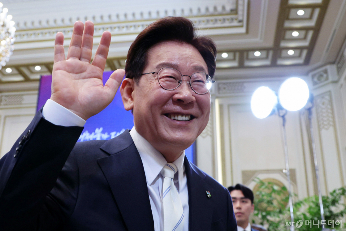 (서울=뉴스1) 허경 기자 = 이재명 대통령이 8일 청와대 영빈관에서 열린 취임 1주년 기자회견을 마친 뒤 취재진과 인사하고 있다. 2026.6.8/뉴스1 Copyright © 뉴스1. All rights reserved. 무단 전재 및 재배포, AI학습 이용 금지. /사진=(서울=뉴스1) 허경 기자