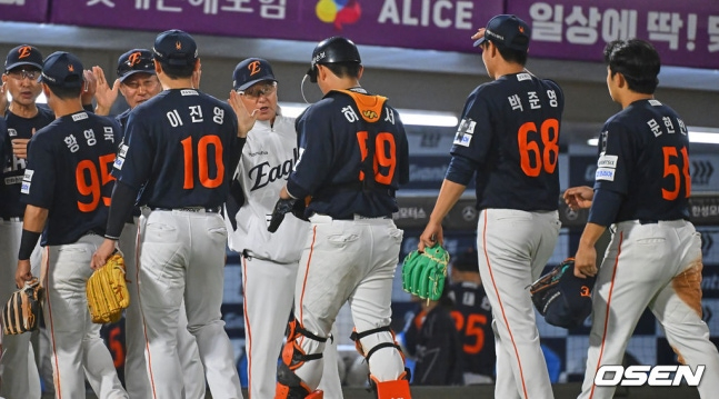 한화 선수단이 지난 7일 부산 롯데전에서 스윕 승을 거둔 뒤 하이파이브를 하고 있다. /사진=OSEN