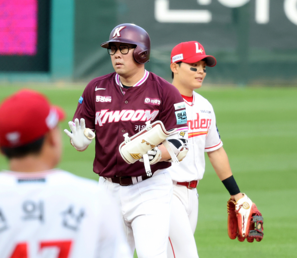 키움 2번타자 안치홍이 2일 인천SSG랜더스필드에서 열리는 2026KBO리그 키움히어로즈와 SSG랜더스 경기 3회초 2사 3루에서 베니지아노를 상대로 2루타를 뽑아내고 있다. 2026.06.02. /사진=강영조 cameratalks@
