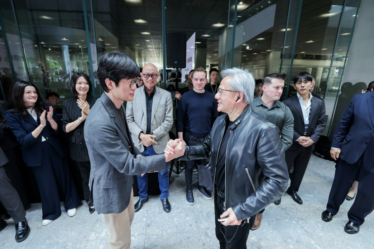 이해진 네이버 이사회 의장과 젠슨황 엔비디아 최고경영자(CEO)가 8일 오후 경기도 성남시 네이버1784 건물에서 인사를 나누고 있다/사진제공=네이버