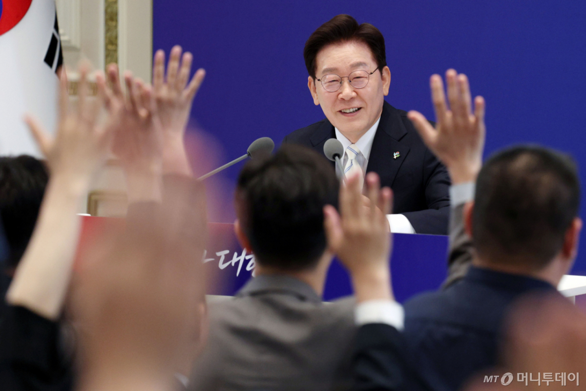 이재명 대통령이 8일 청와대 영빈관에서 열린 취임 1주년 기자회견 '대체불가 대한민국'에서 질문을 받고 있다. /사진=뉴시스