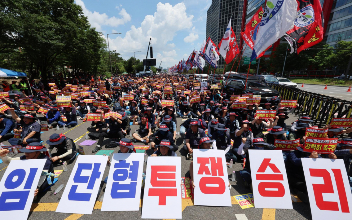 전국레미콘운송노동조합 조합원들이 8일 서울 여의대로 인근에서 2026년 단체협상 촉구 및 임단협 쟁취 결의대회에서 구호를 외치고 있다. /사진=뉴시스