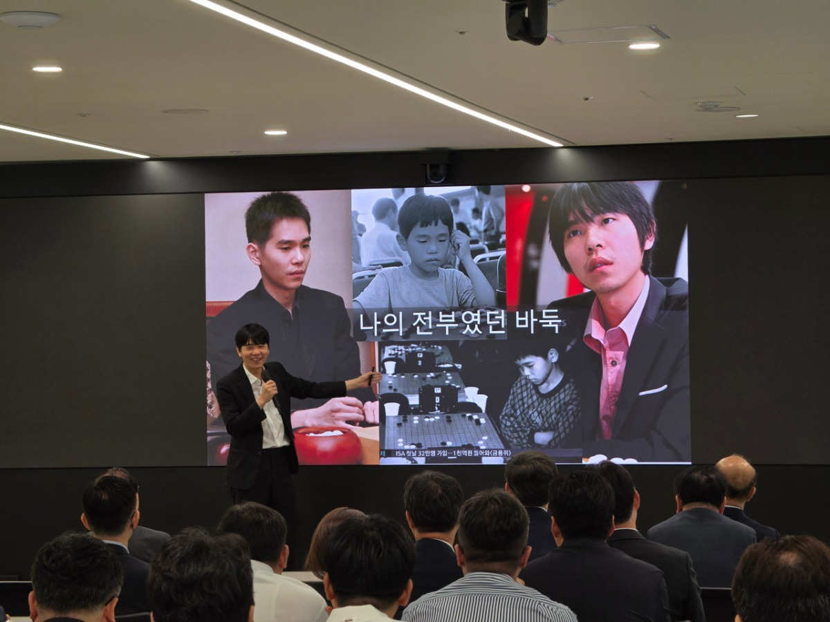 이세돌 UNIST(울산과학기술원) 특임교수가 8일 오전 서울 용산구 웰컴금융타워에서 웰컴저축은행 임직원을 대상으로 '알파고 대국 10년, 새로운 시대, 새로운 생각'이라는 주제의 강연을 펼치고 있다./사진=이창섭 기자