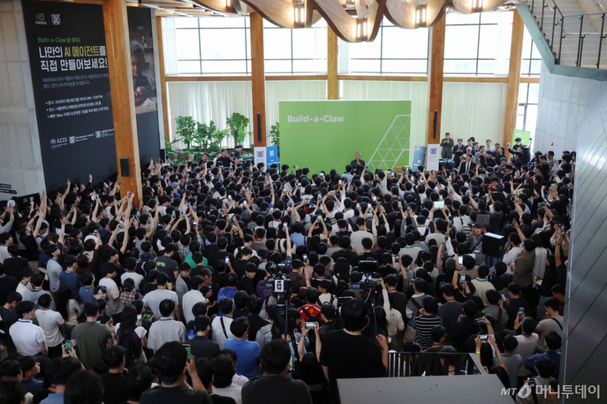 젠슨 황 엔비디아 최고경영자(CEO)가 8일 서울 관악구 서울대학교에서 진행된 '빌드어클로(Build-a-Claw)' 행사장을 찾아 학생들을 상대로 강연을 하고 있다. /사진=뉴스1
