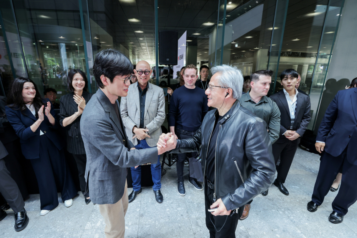 젠슨 황 엔비디아 최고경영자(CEO)와 이해진 네이버 이사회 의장이 8일 경기 성남시 분당구 네이버 사옥 1784에서 인사를 나누고 있다. (네이버 제공. 재판매 및 DB 금지) 2026.6.8/사진=뉴스1