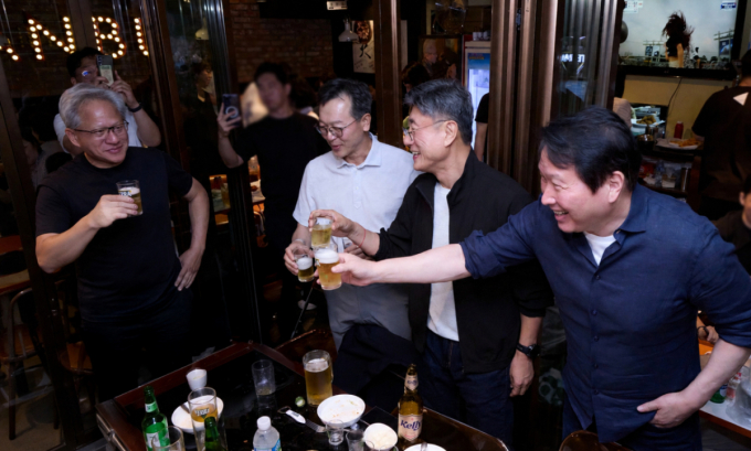 최태원 SK그룹 회장과 젠슨 황 엔비디아 최고경영자(CEO)가 지난 7일 오후 서울 강남구 깐부치킨 삼성점에서 양사 임직원들과 '치맥 회동'을 하고 있다 /사진=뉴스1 
