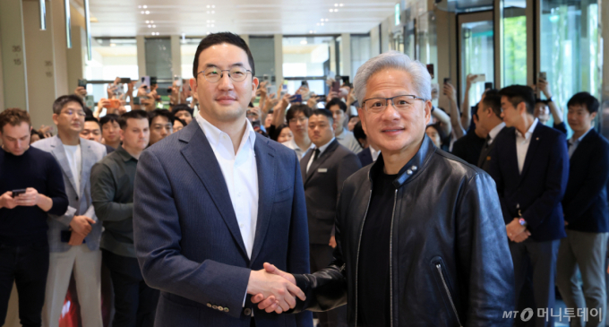 (서울=뉴스1) 이호윤 기자 = 젠슨 황 엔비디아 최고경영자(CEO)와 구광모 LG회장이 8일 서울 영등포구 LG그룹 사옥에서 악수를 나누고 있다. 2026.6.8/뉴스1  Copyright (C) 뉴스1. All rights reserved. 무단 전재 및 재배포,  AI학습 이용 금지. /사진=(서울=뉴스1) 이호윤 기자