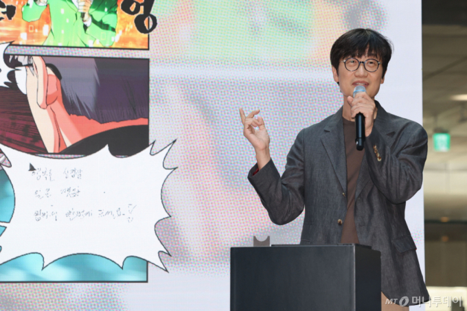  이해진 네이버 의장이 8일 경기 성남 네이버1784 사옥에서 젠슨황 엔비디아 CEO와 네이버 웹툰에 자막을 넣은 뒤 설명하고 있다. 2026.06.08. kch0523@newsis.com /사진=뉴시스