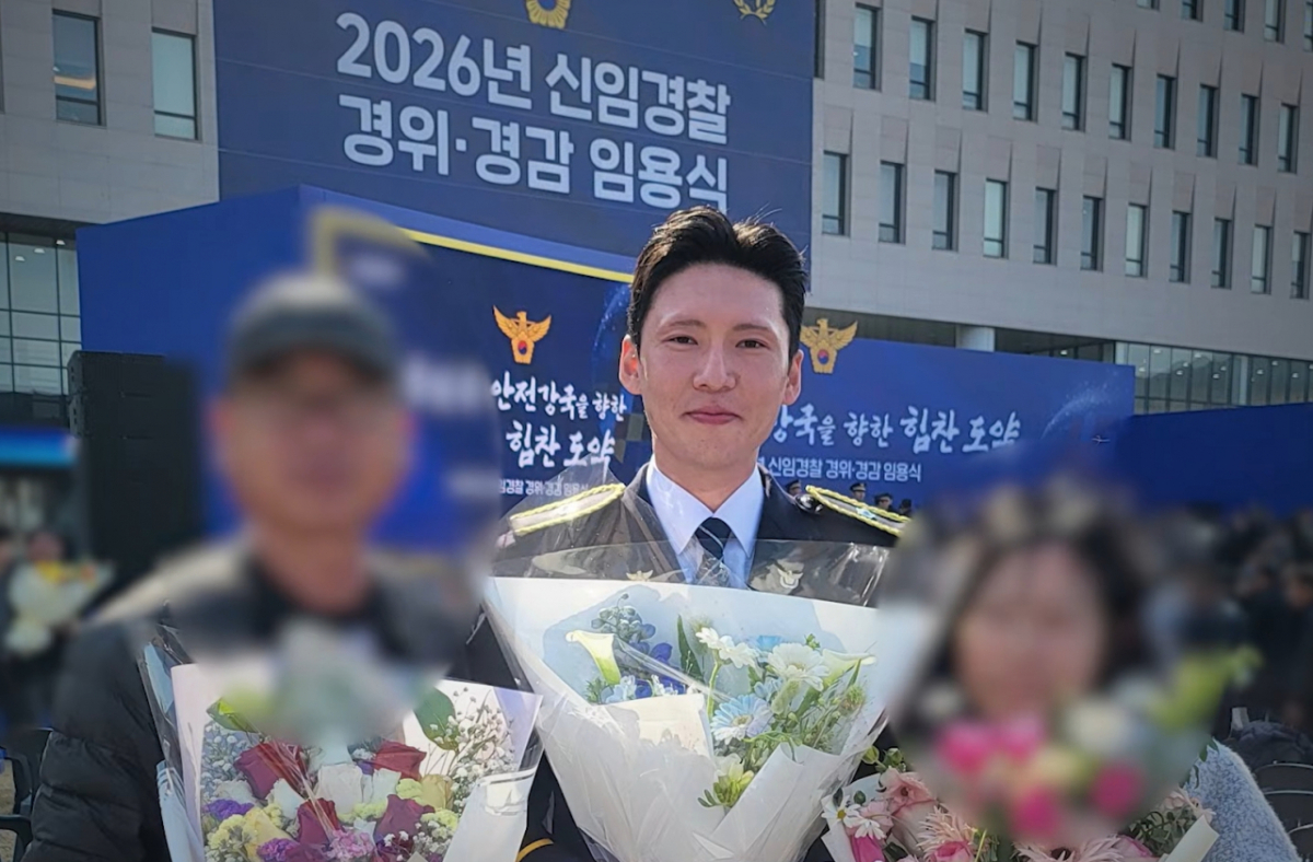 남성의 전화를 받고 유골함 안치 문제는 물론 기초생활수급자 선정까지 도움을 준 임용 2개월차 홍 경위/사진=서울경찰청 유튜브 갈무리