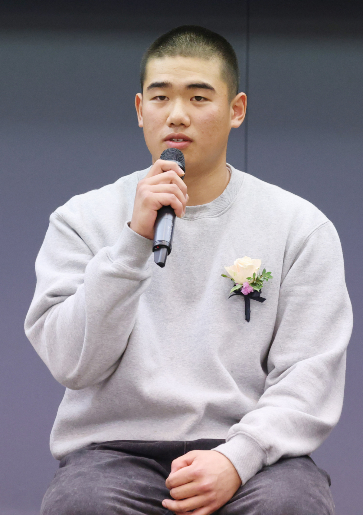 '2025 퓨처스 스타대상' 시상식이 24일 서울 중구 한국프레스센터 19층 기자회견장에서 열렸다. 엄준상(덕수고2)이 야구 부문 미래스타상을 수상한 후 소감을 밝히고 있다. /사진=김진경 kim.jinkyung@