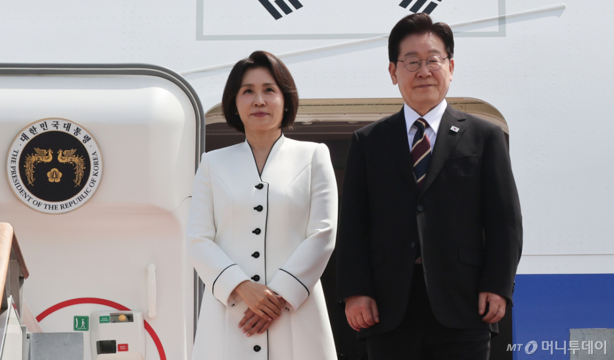 (성남=뉴스1) 이재명 기자 = 인도·베트남 순방길에 오른 이재명 대통령과 김혜경 여사가 19일 경기 성남 서울공항을 통해 출국하며 인사하고 있다. Copyright © 뉴스1. All rights reserved. 무단 전재 및 재배포, AI학습 이용 금지. /사진=(성남=뉴스1) 이재명 기자