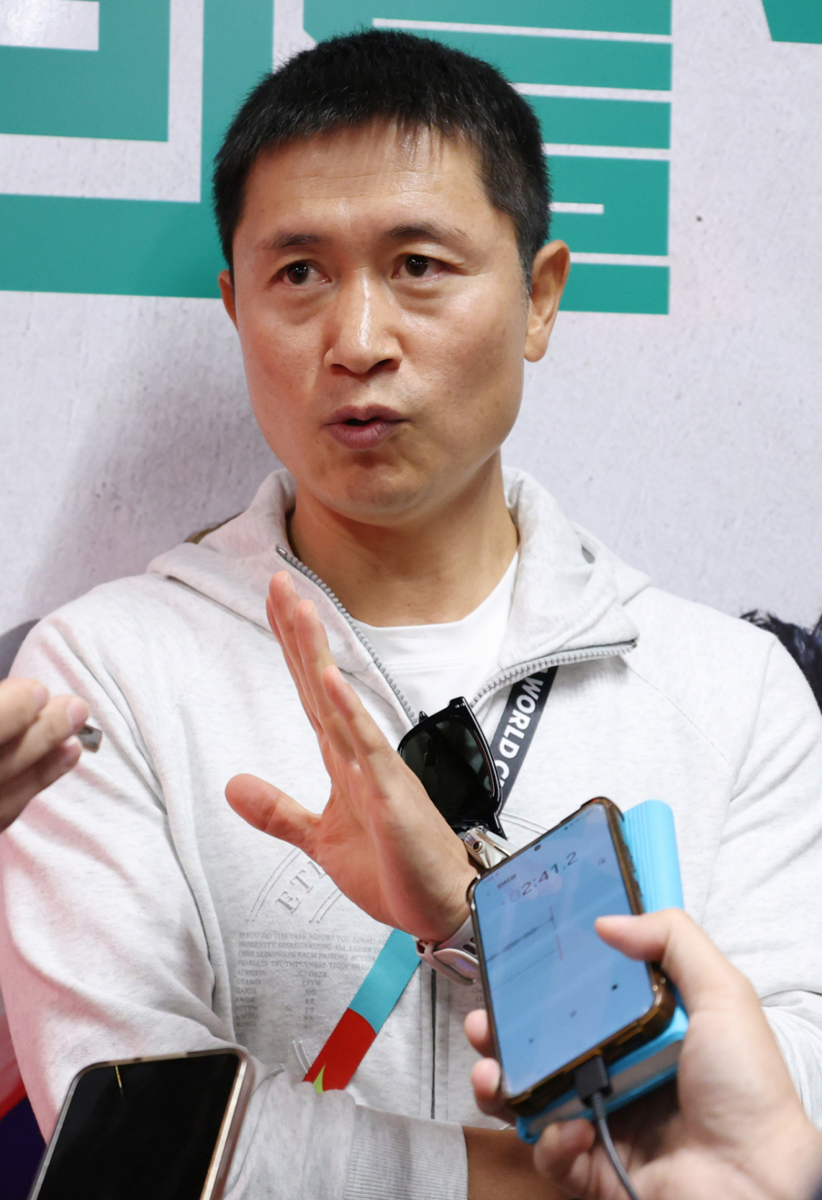 이영표 해설위원이 취재진과 인터뷰하고 있다, /사진=김진경 대기자