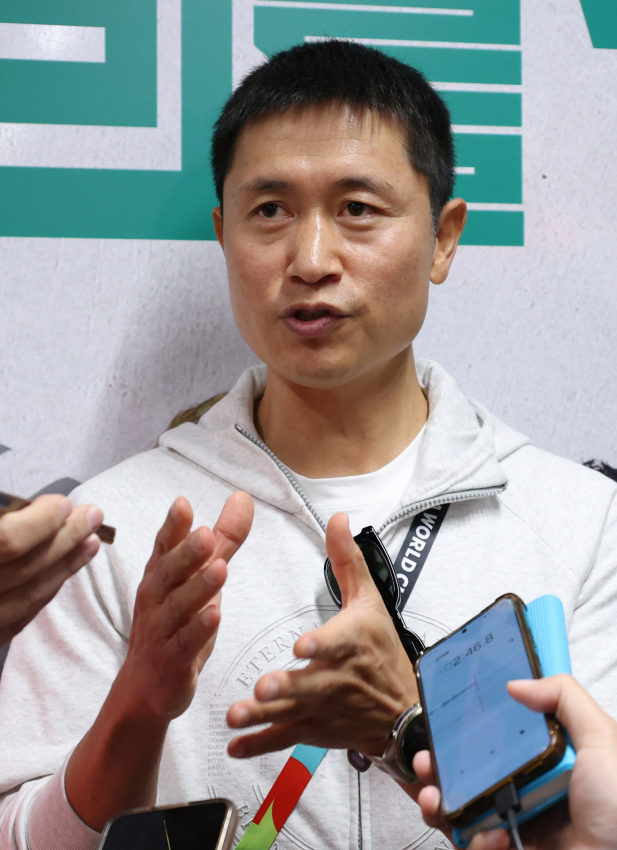 대한민국 축구 국가대표팀이 2026 북중미월드컵을 앞두고 8일 멕시코 과달라하라 치바스 베르데 바예에서 훈련을 진행했다. 이영표 해설위원이 취재진과 인터뷰하고 있다, /사진=김진경 대기자