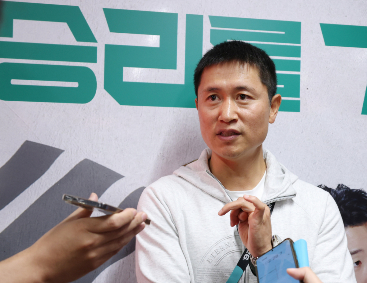 2002 한·일 월드컵 4강 신화 주역 이영표 해설위원이 취재진의 질문에 답하고 있다. /사진=김진경 대기자