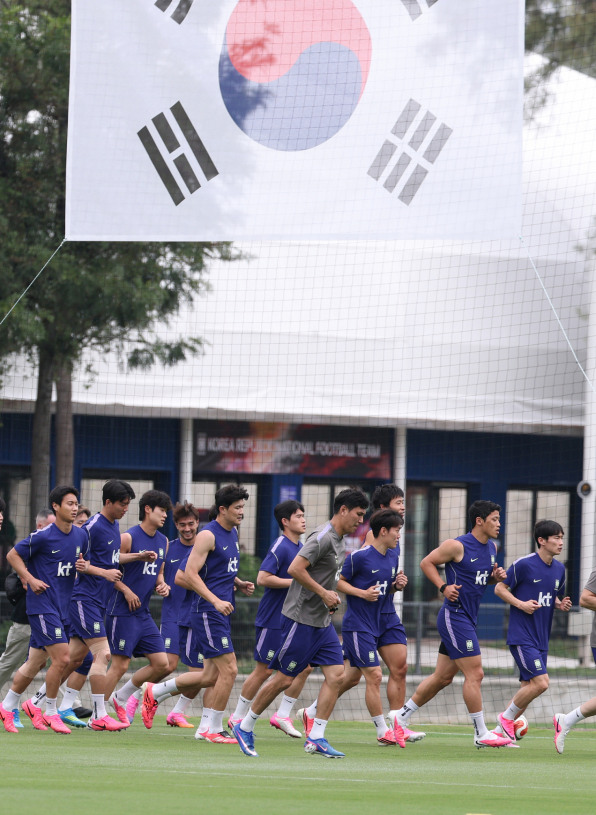 대한민국 국기와 훈련 중인 대표팀. /사진=김진경 대기자