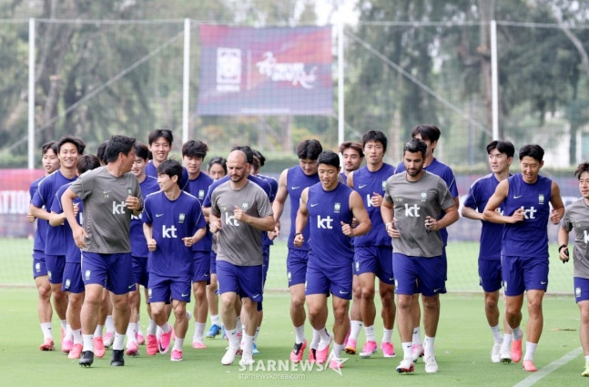 대한민국 축구 국가대표팀이 2026 북중미월드컵을 앞두고 8일 멕시코 과달라하라 치바스 베르데 바예에서 훈련을 진행했다. 김민재를 비롯한 대표팀 선수들이 러닝 훈련을 하고 있다. /사진=김진경 대기자.