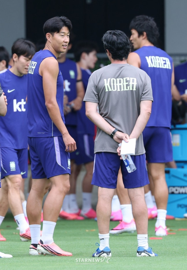 대한민국 축구 국가대표팀이 2026 북중미월드컵을 앞두고 8일 멕시코 과달라하라 치바스 베르데 바예에서 훈련을 진행했다. 손흥민이 휴식 시간에 아로소 코치와 대화하고 있다. /사진=김진경 대기자.