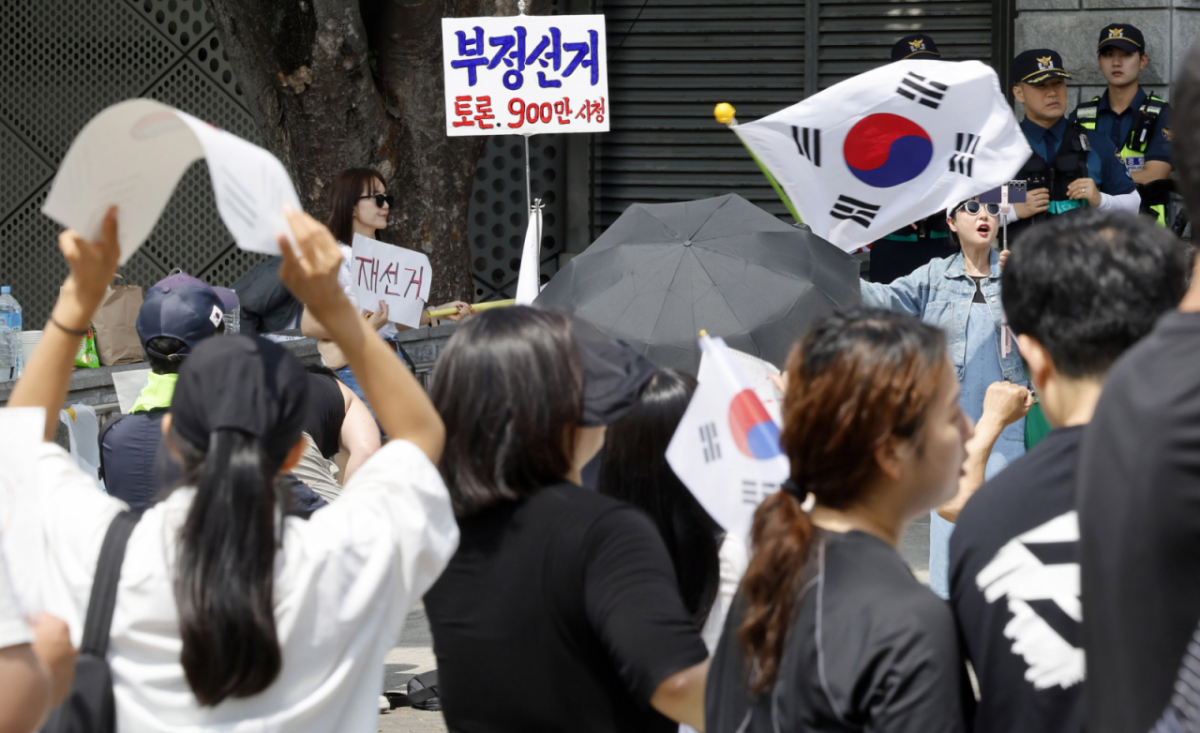 제9회 전국동시지방선거 투표용지 부족 사태에 항의하며 개표소 봉쇄 시위를 이어가는 시민들이 8일 서울 송파구 올림픽공원 핸드볼경기장에 설치된 개표소 앞에서 재선거를 요구하고 있다./사진=뉴시스.