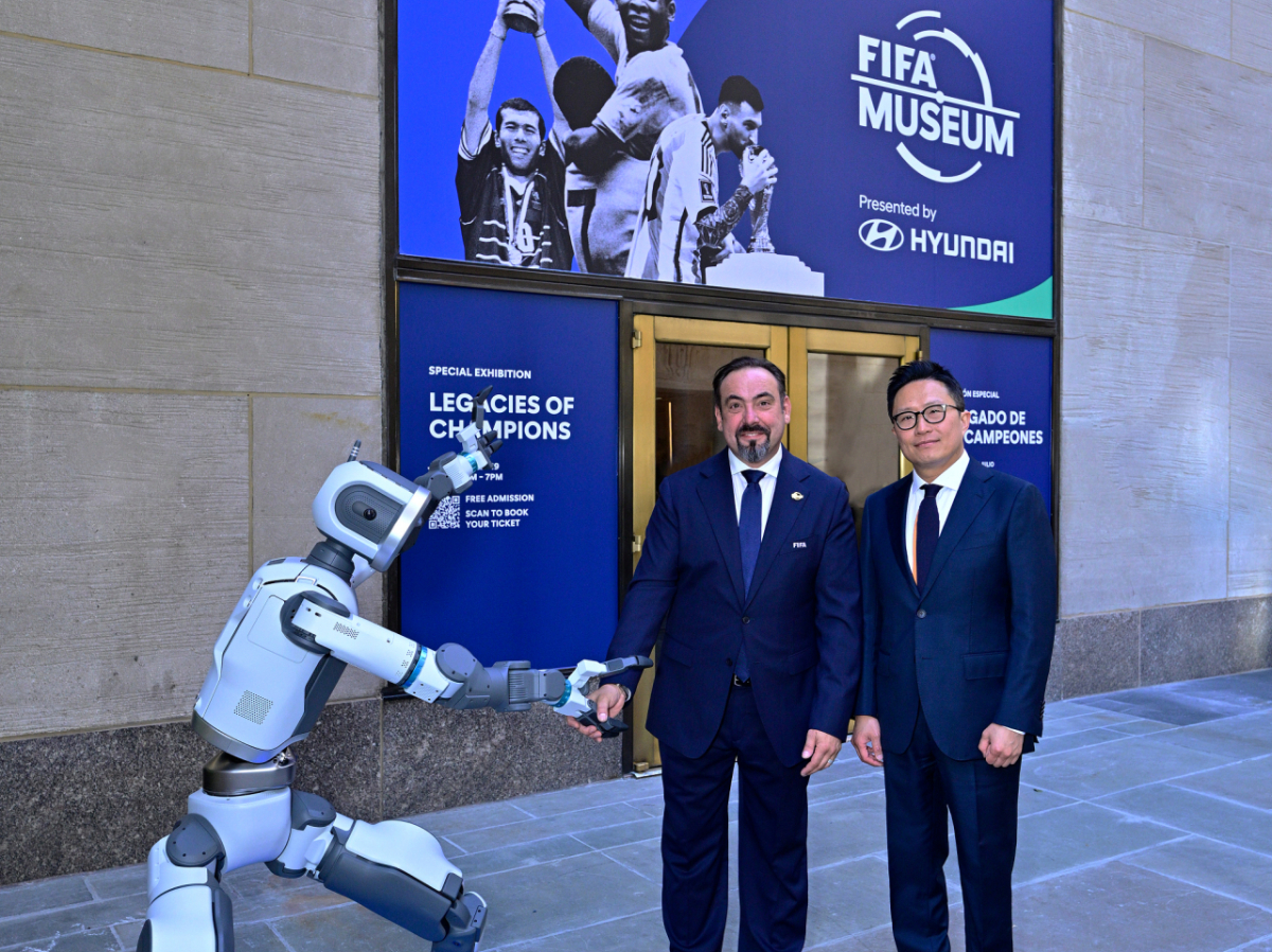 (왼쪽부터)FIFA 뮤지엄 입구에서 아틀라스와 기념 사진을 촬영하는 마르코 파초네 FIFA 뮤지엄 관장과 지성원 현대차 브랜드마케팅본부장(부사장)/사진= 현대자동차 제공