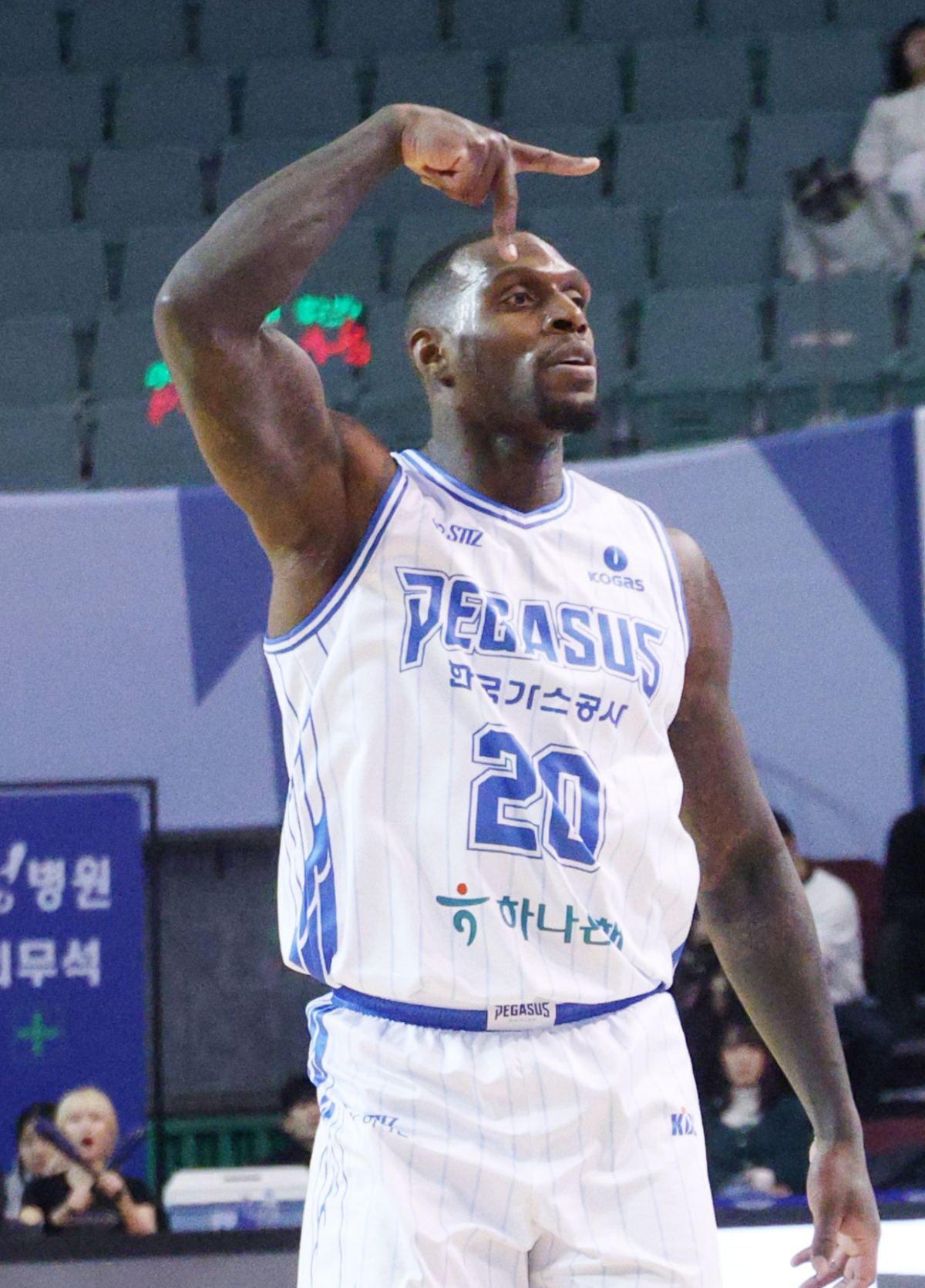 2025-2026 KBL 프로농구 서울 삼성 대 대구 한국가스공사 경기가 22일 서울 잠실실내체육관에서 열렸다. 한국가스공사 라건아가 3점슛을 성공시킨 후 세리머니를 하고 있다. /사진=김진경 kim.jinkyung@
