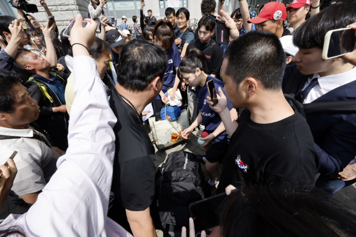 제9회 전국동시지방선거 투표용지 부족 사태에 항의하며 개표소 봉쇄 시위를 벌이는 시민들로 인해 서울 송파구 올림픽공원 핸드볼경기장 출입이 통제된 가운데 8일 여자주니어핸드볼 국가대표 선수들이 경기장 내부에 보관 중인 훈련 장비를 가지고 경기장을 나서고 있다./사진=뉴시스.