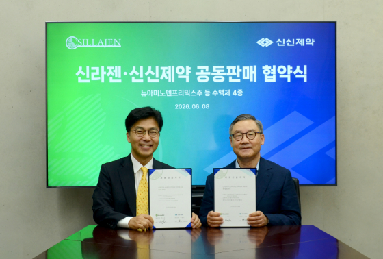 한상규 신라젠 대표이사(왼쪽)와 이병기 신신제약 대표가 지난 8일 양사 공동판매 계약 체결 기념촬영을 하고 있다. /사진=신라젠