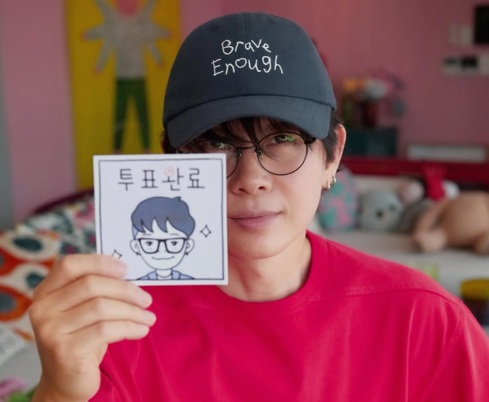 가수 이승환이 자신의 사생활을 언급하며 비방한 만화가 윤서인을 상대로 손해배상소송에 나섰다. /사진=이승환 인스타그램