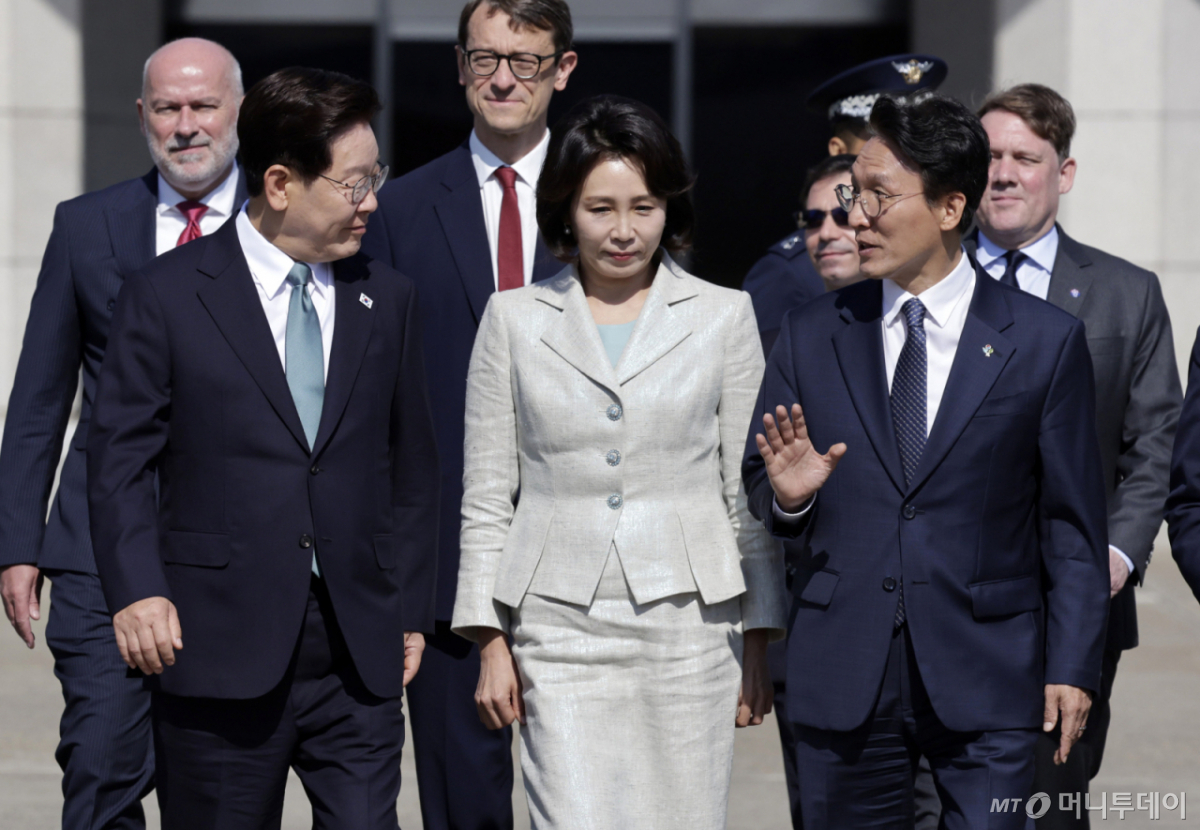 [성남=뉴시스] 최동준 기자 = G7 정상회의 참석 계기 유럽을 방문하는 이재명 대통령과 김혜경 여사가 9일 경기 성남공항에서 공군 1호기로 향하며 김민석 국무총리와 대화하고 있다. 2026.06.09. photocdj@newsis.com /사진=최동준
