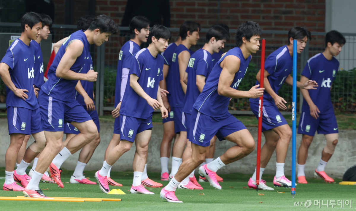 2026 국제축구연맹(FIFA) 북중미 월드컵 개막이 다가온 가운데 '한국 축구 레전드' 박지성이 홍명보 감독이 이끄는 대한민국 축구대표팀의 전술적 불확실성에 아쉬움을 드러냈다. 사진은 훈련 중인 홍명보호 선수들. 기사 내용과 무관한 참고 이미지. /사진=머니투데이 사진 DB